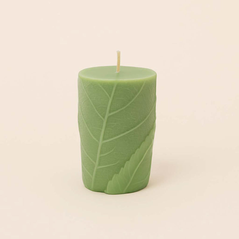 Dekorative Stumpenkerze aus Rapswachs mit filigranem Blattmuster – natürliches Wohnaccessoire mit stilvoller Struktur