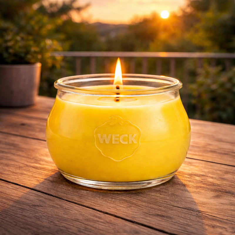 Citronella Duftkerze Grande im WECK-Glas auf Balkon bei Sommerabend – natürlicher Mückenschutz mit warmem Kerzenlicht