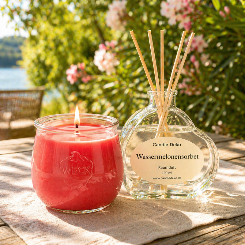 Wassermelonensorbet Duftduo mit Kerze im WECK-Glas und Raumduft-Diffusor im sommerlichen Tageslicht
