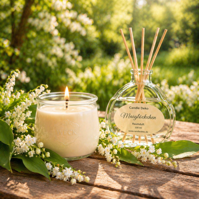 Maiglöckchen Duftkerze im WECK-Glas und Raumduft-Diffusor im Glasflakon, draußen auf Holztisch mit Maiglöckchenblüten, natürliches Sonnenlicht, frühlingshafte Stimmung