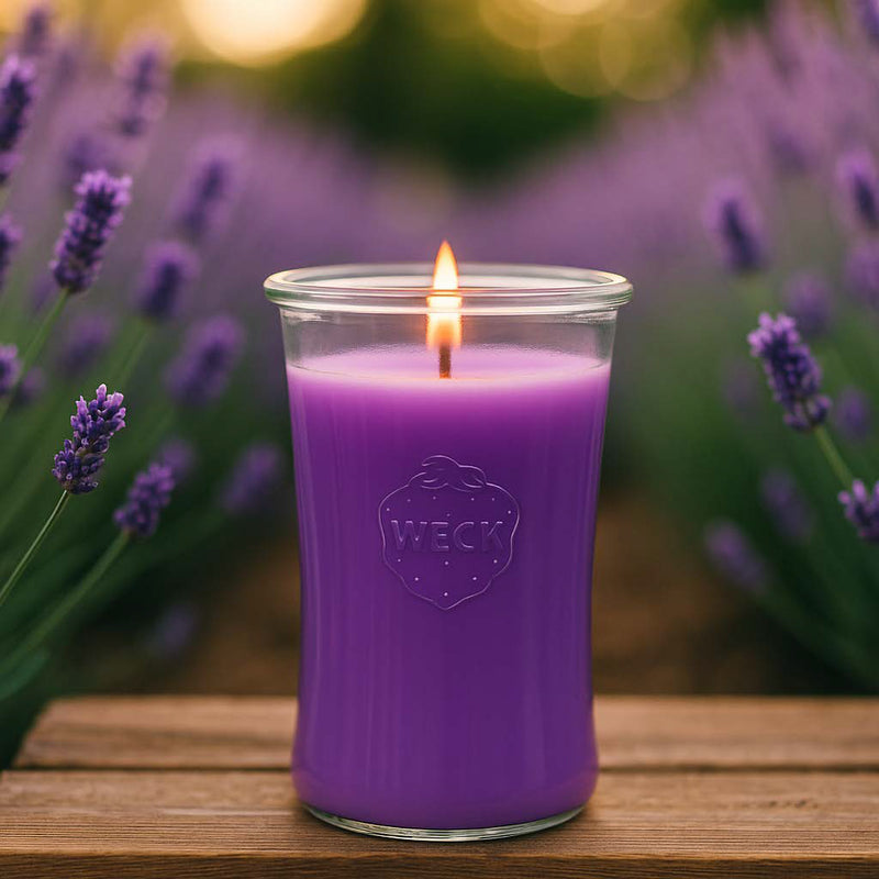Duftkerze Lavendel XXL in einer entspannten Szene mit Lavendelblüten, natürlichem Licht und ruhiger Atmosphäre – inspiriert von einem Abend in der Provence.