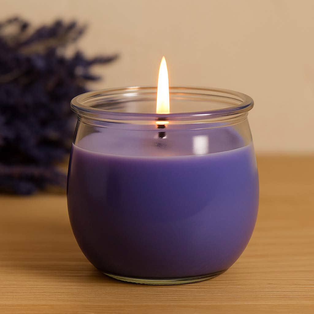 Brennende Lavendel-Duftkerze im großen Weckglas mit violettem Sojawachs, stimmungsvolles Lichtspiel auf Holzuntergrund