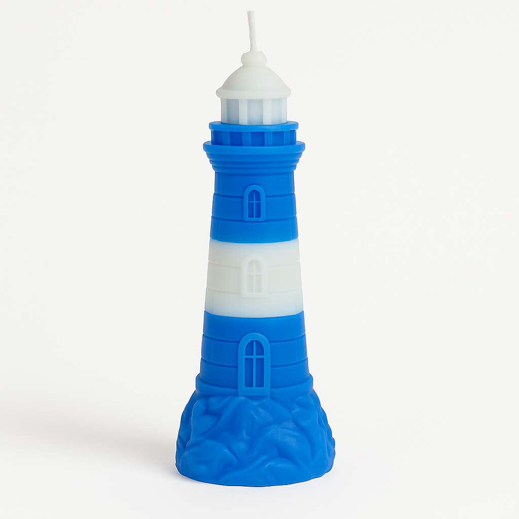 Rote Leuchtturm-Kerze aus Rapswachs, brennend in maritimer Dekoszene mit Muscheln, Seestern und Treibholz