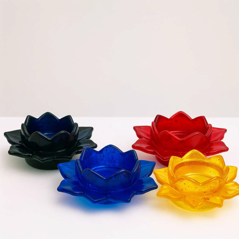 Handgefertigter Kerzenhalter in Lotosblumenform ausEpoxidharz mit Glitzereffekten – auf weißem Hintergrund fotografiert.