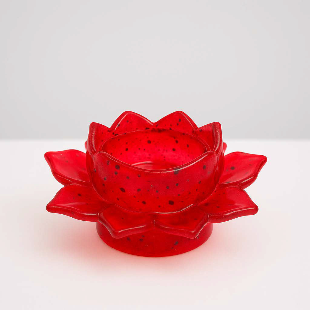 Handgefertigter Kerzenhalter in Lotosblumenform aus rotem Epoxidharz mit Glitzereffekten – auf weißem Hintergrund fotografiert.