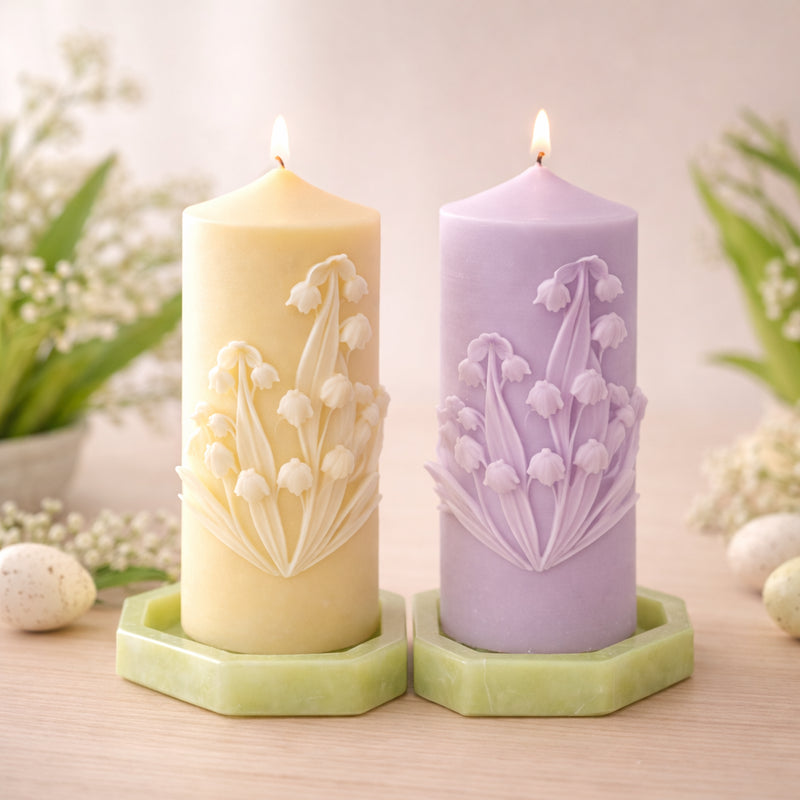 Zartgelbe und fliederfarbene Maiglöckchen-Kerzen auf hellgrünen Resin-Untersetzern mit Frühlingsdeko und Ostereiern im Hintergrund