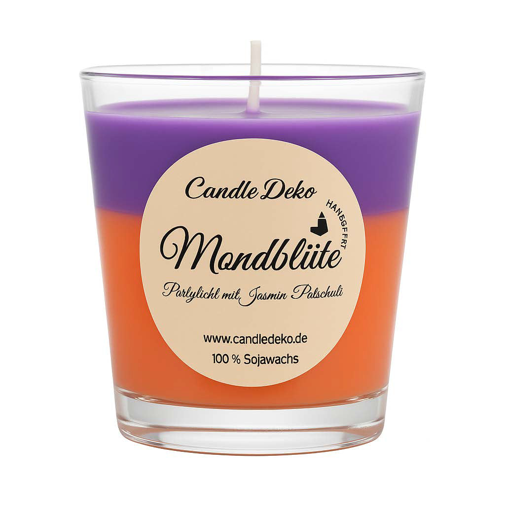 Duftkerze im Glas mit zwei klar getrennten Farbschichten: oben violett, unten apricot. Etikett mit dem Namen "Mondblüte – Partylicht mit Jasmin-Patschuli".