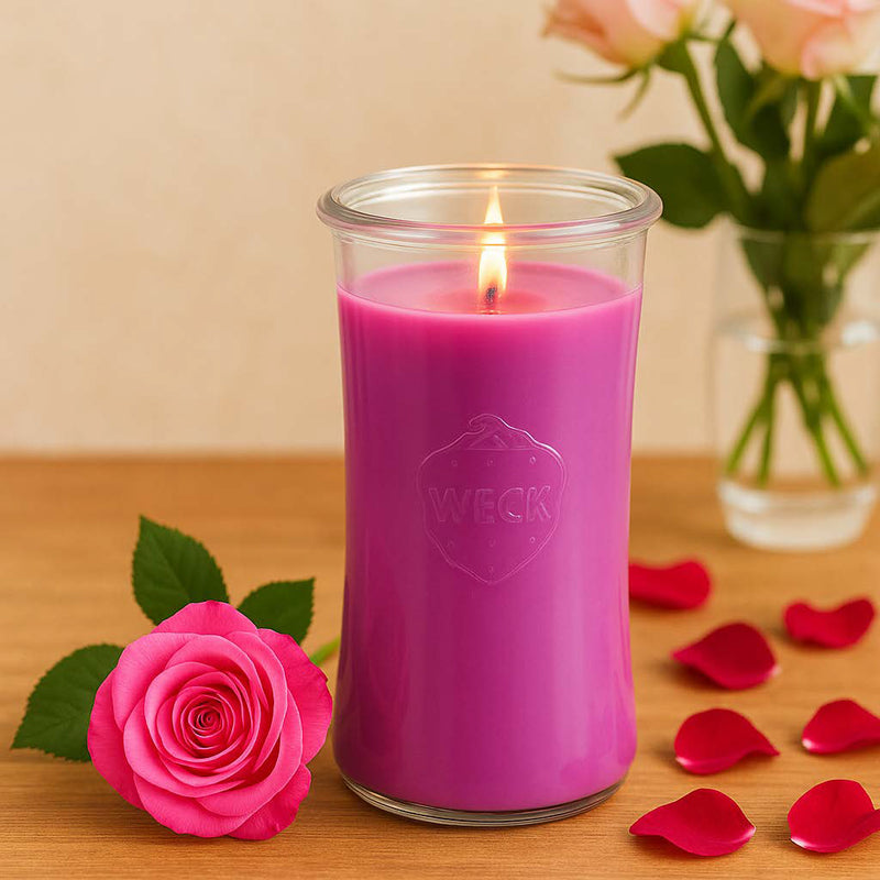 Duftkerze Rose XXL mit sanfter Flamme in romantischer Atmosphäre – frische Blumen, zartes Licht und florales Ambiente für entspannte Stunden.