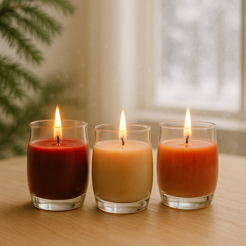 Brennende Duftkerzen im Glas ohne Etikett auf Holzoberfläche, winterliche Stimmung – DuftSet Wintergenuss.