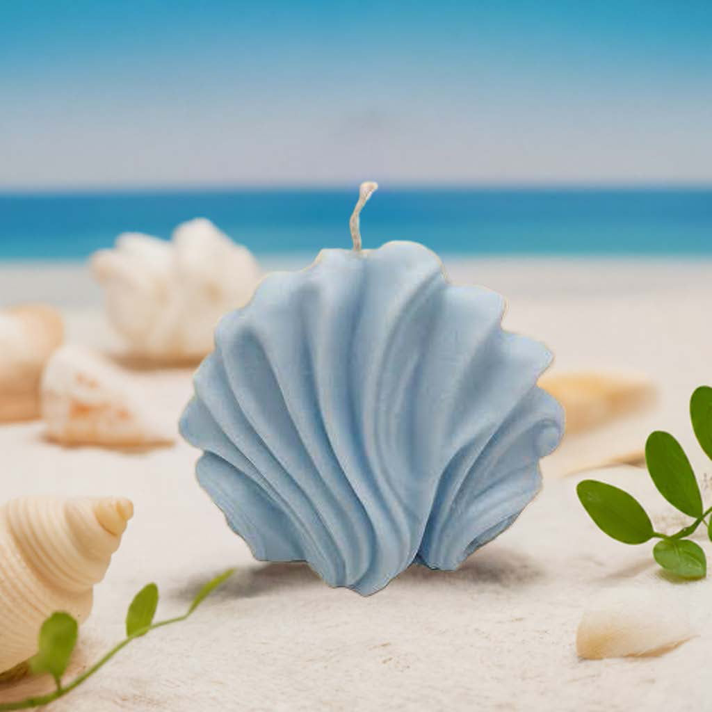 Dekorative Muschelkerze aus Rapswachs in zartem Blau auf einem Holzuntergrund – stimmungsvolle Sommerdeko