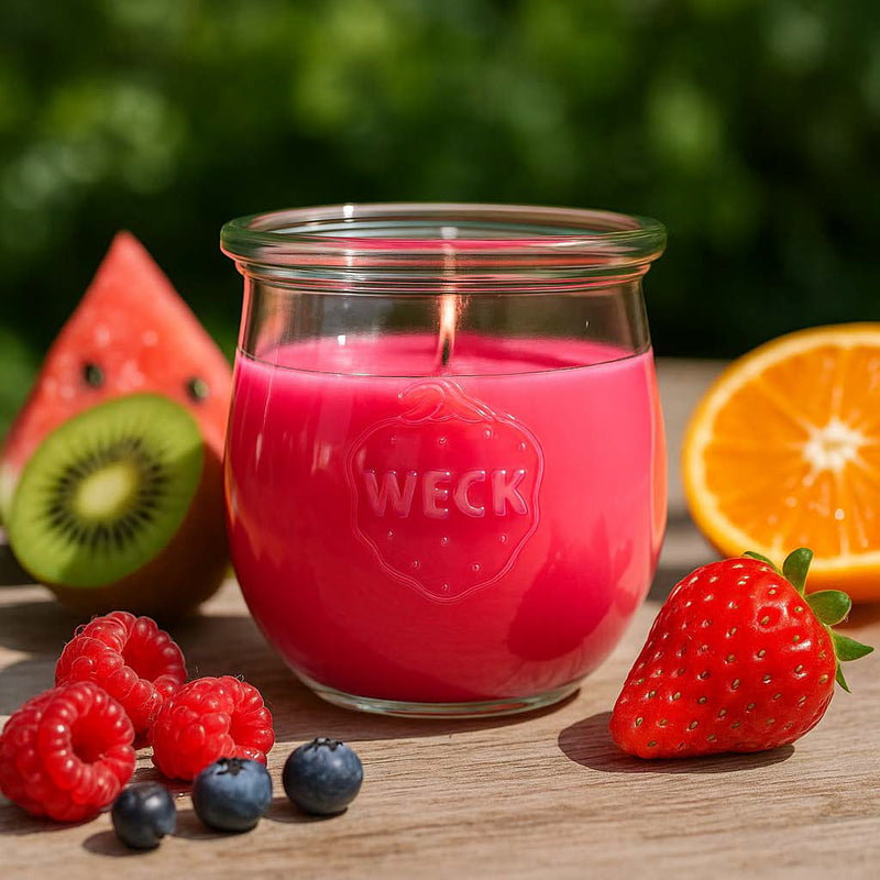 Fruchtsalat Duftkerze groß im Weckglas – fruchtiger Duftmix aus Erdbeere, Ananas und Mango, handgegossen, vor hellem Hintergrund