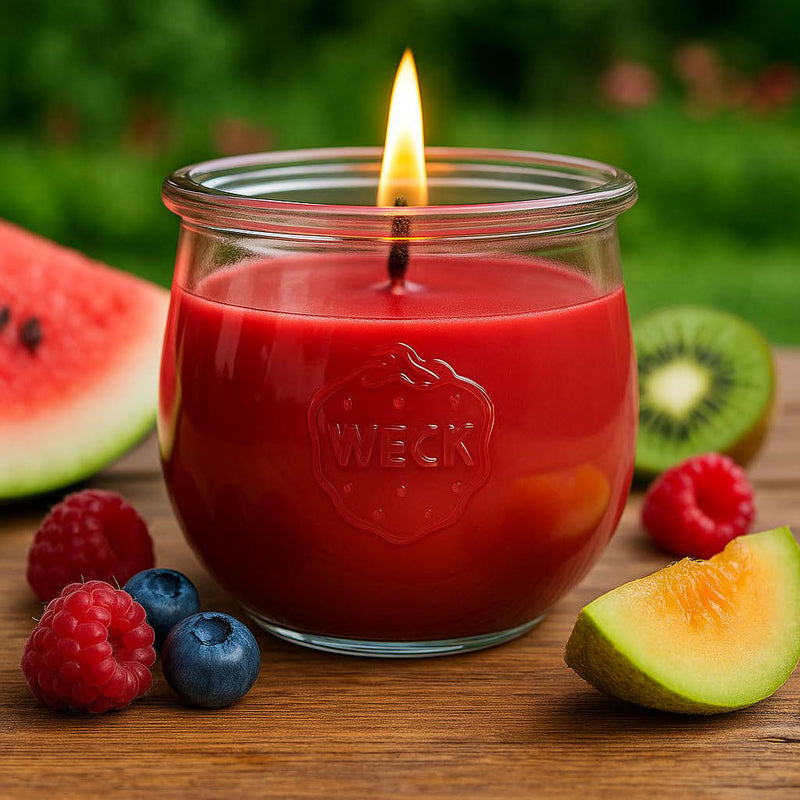 Fruchtsalat Duftkerze groß im Weckglas – fruchtiger Duftmix aus Erdbeere, Ananas und Mango, handgegossen, vor hellem Hintergrund