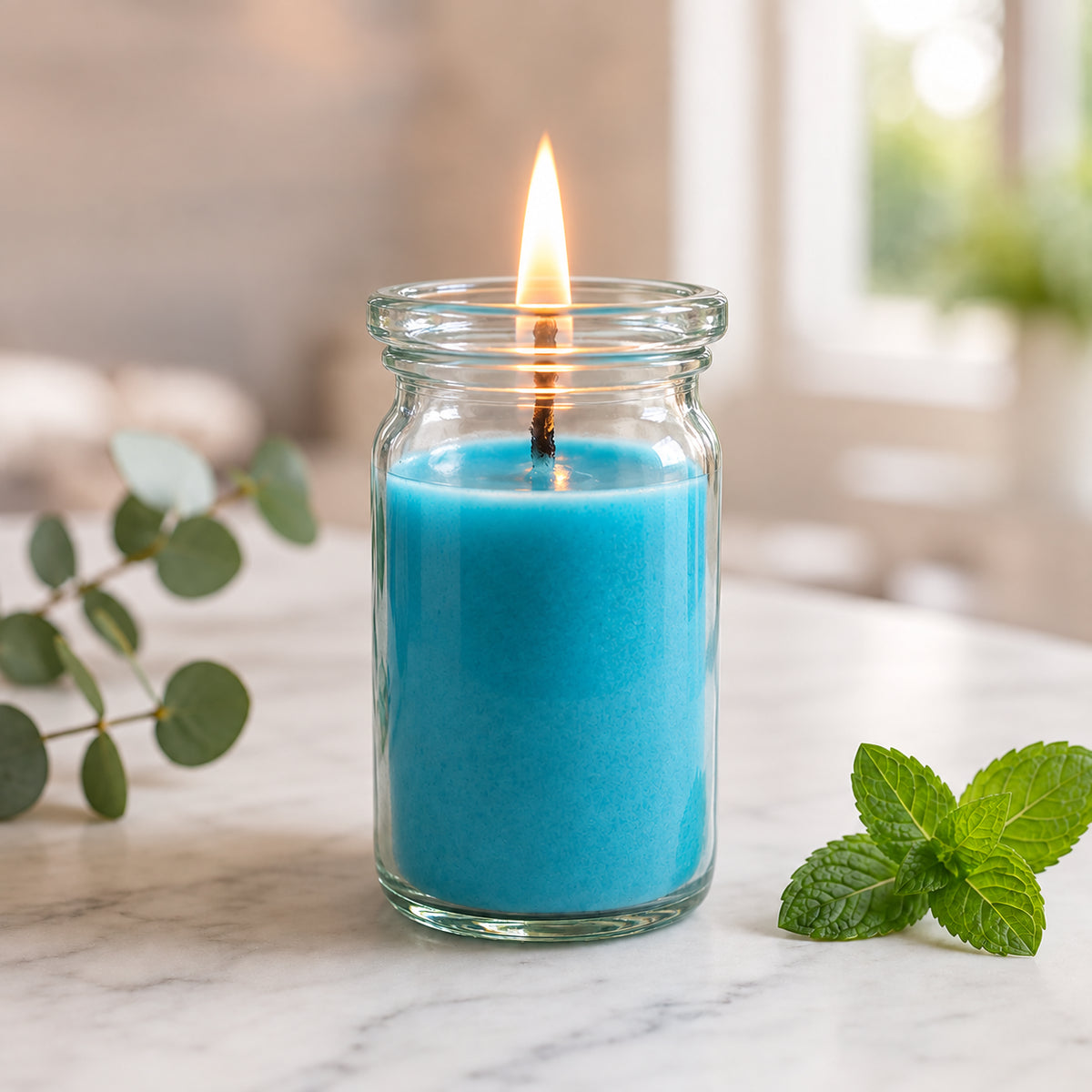 Anti-Tabak kleine Duftkerze aus Kokoswachs im WECK-Glas von CandleDeko, türkisfarben und brennend mit frischer Minze und Eukalyptus.