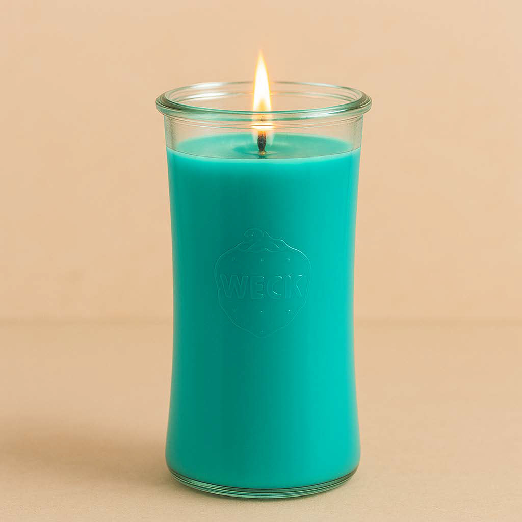 Türkisfarbene Duftkerze Anti-Tabak im hohen WECK-Glas  brennend, vor warmem, beigefarbenem Hintergrund.