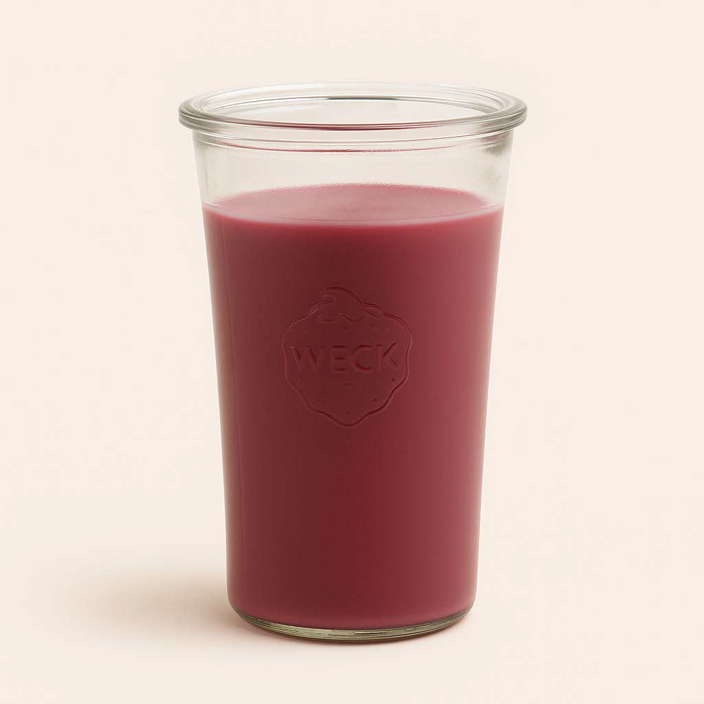 Apfel-Zimt XXL-Duftkerze im hohen WECK-Delikatessenglas, freigestellt vor rosé-beigem Hintergrund, zentriert im quadratischen Format