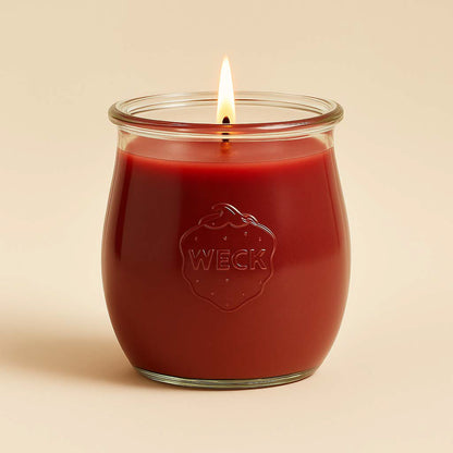 Apfeltraum Winteredition Duftkerze groß im bauchigen WECK-Tulpenglas in rhabarber-dunkelrot vor hellem neutralem Hintergrund – Standard-Produktbild von CandleDeko.