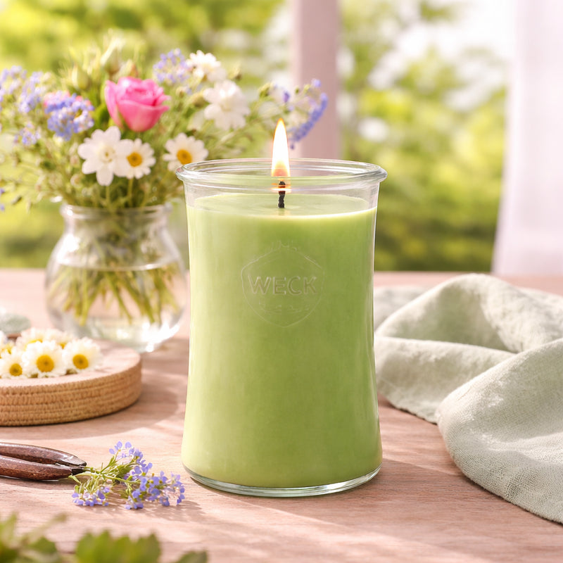 Blütenwiese Duftkerze im großen WECK-Glas – mit grünem Wachs, floraler Frühlingsszene und natürlicher Leichtigkeit auf hellem Holztisch