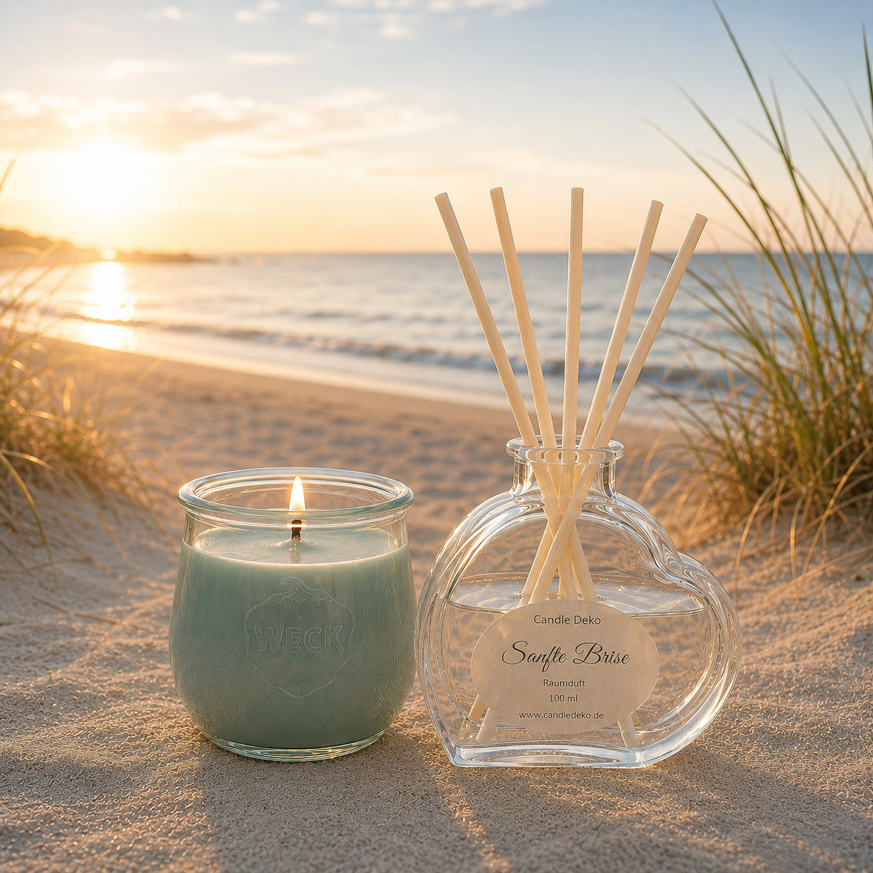 Sanfte Brise Duftkerze im WECK-Glas und Raumduft Diffusor am Meer, natürliches Licht, maritimes Lifestyle-Bild mit Muscheln und Treibholz