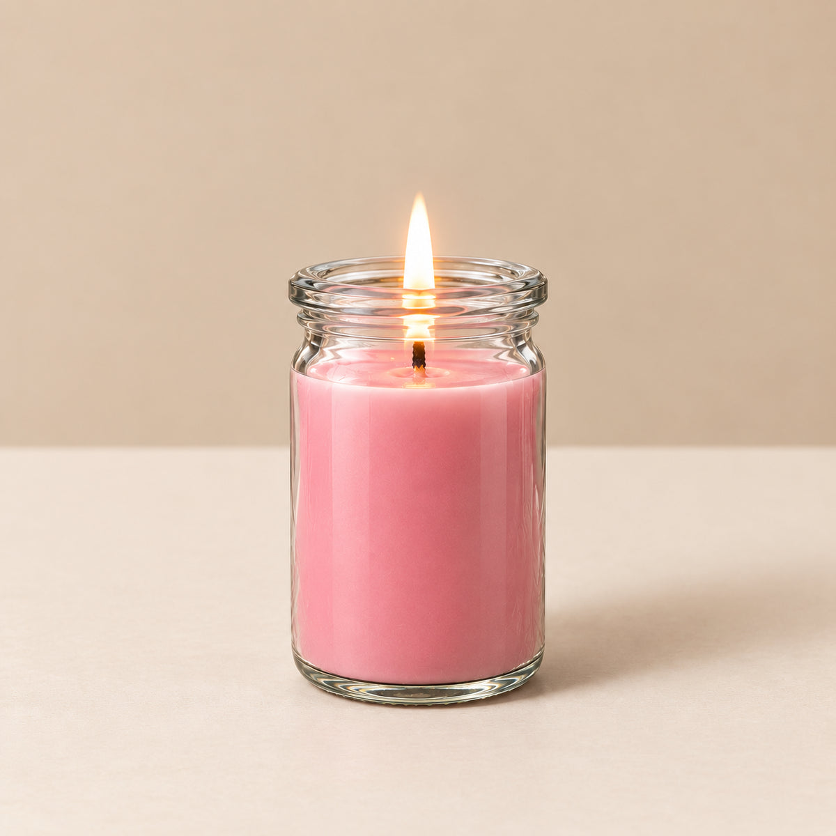 Duftkerze rosa aus Kokoswachs im WECK-Tulpenglas von CandleDeko, brennend vor neutralem Hintergrund.