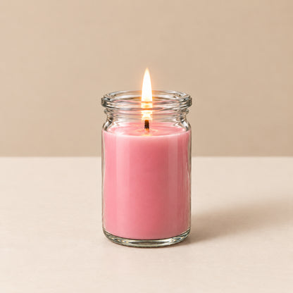 Duftkerze rosa aus Kokoswachs im WECK-Tulpenglas von CandleDeko, brennend vor neutralem Hintergrund.