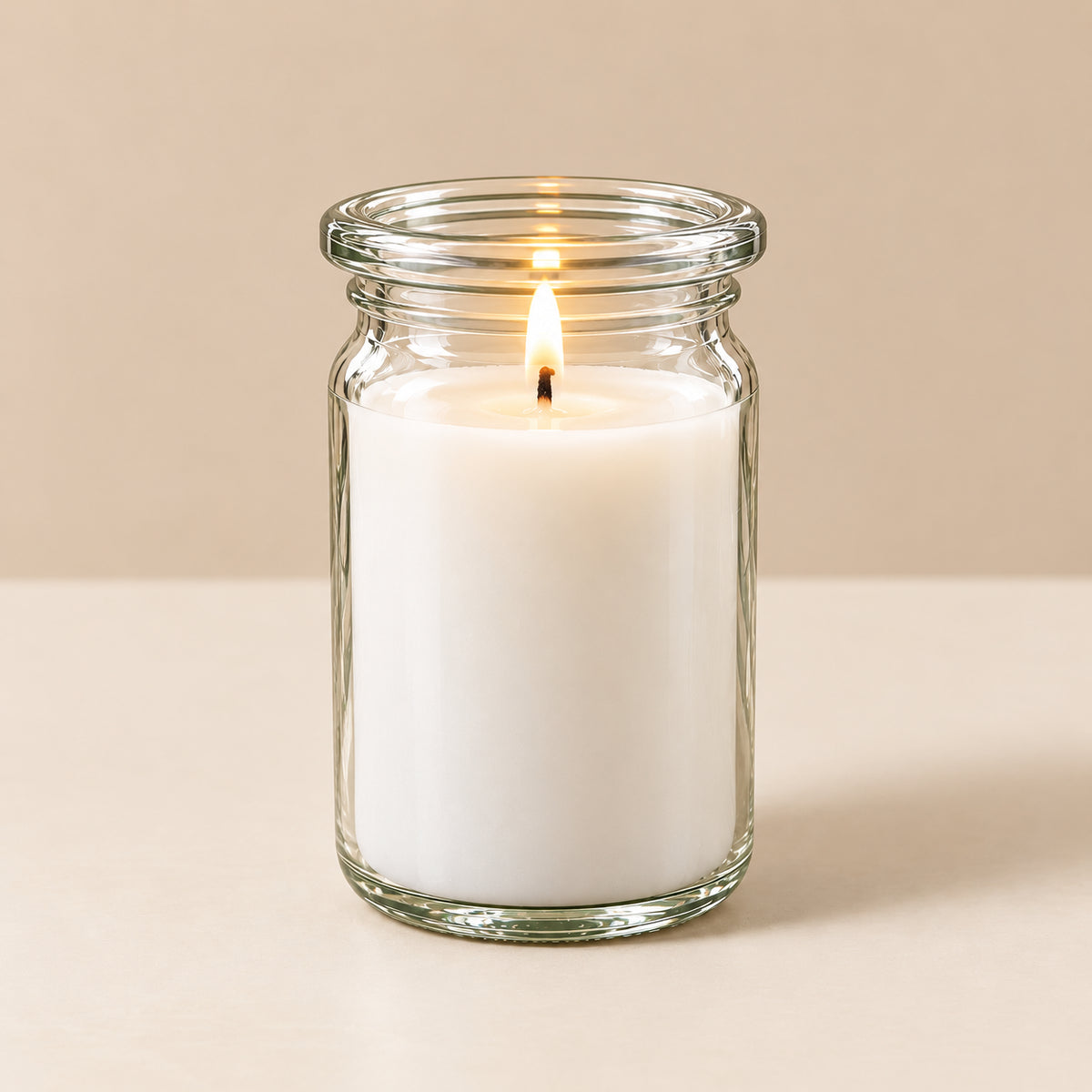 Duftkerze weiß klein aus Kokoswachs im WECK-Tulpenglas von CandleDeko, brennend vor neutralem Hintergrund.
