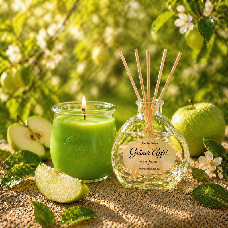 CandleDeko Grüner Apfel Duftduo mit brennender Kerze und Raumduft im sonnigen Obstgarten zwischen Äpfe