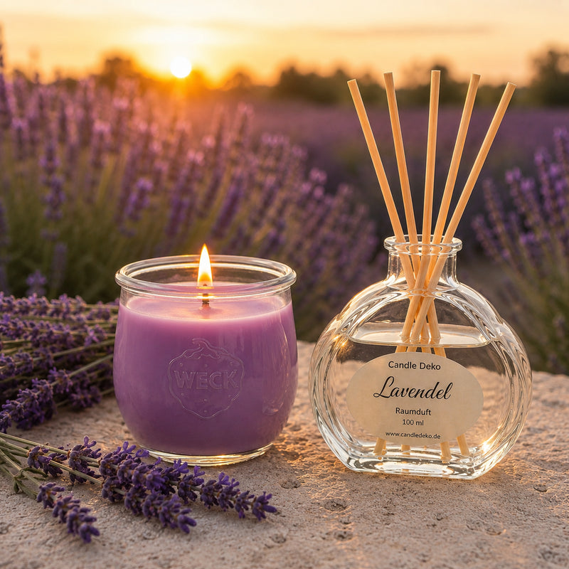 CandleDeko Lavendel Duftduo mit brennender Kerze und Raumduft im warmen Licht eines Lavendelfelds