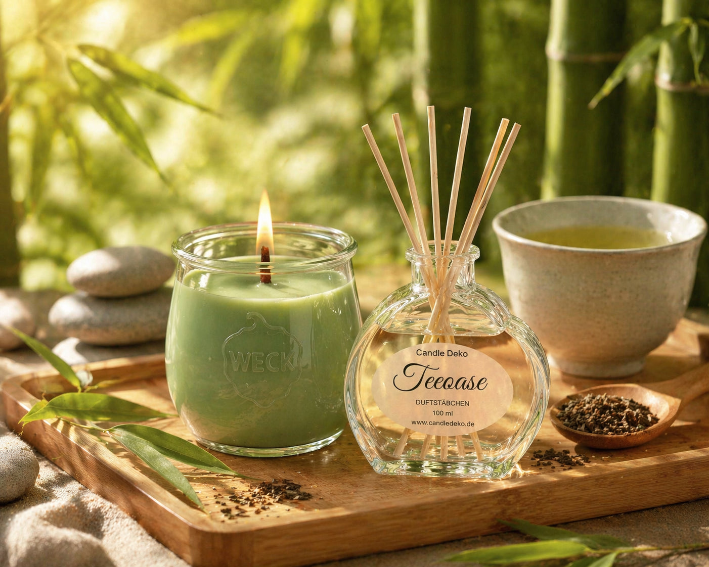 CandleDeko TeeOase Duftduo mit brennender Kerze und Raumduft auf Holztablett mit Teetasse in ruhiger Gartenatmosphäre.