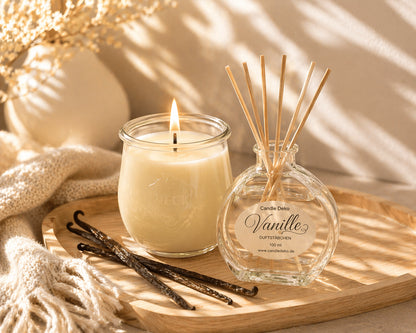 Duftkerze im WECK-Glas und Raumduft-Diffusor Vanille von CandleDeko auf Holztablett, mit Vanilleschoten und weichem Stoff in warmem, ruhigem Wohlfühl-Setting