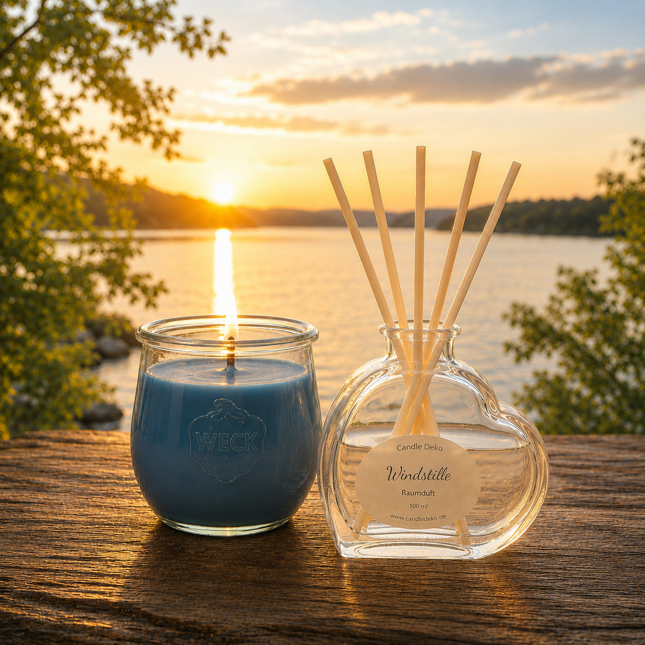 CandleDeko Duftduo Windstille mit brennender Kerze und Raumduft auf Holzsteg am See bei klarer Luft im Abendlicht
