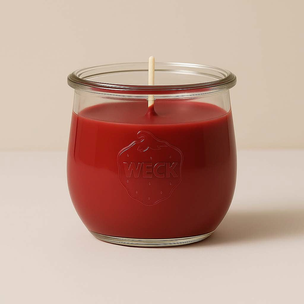Rote Duftkerze „Erdbeer Klassik“ im WECK-Glas mit Baumwolldocht, unangezündet, vor beigem Hintergrund.