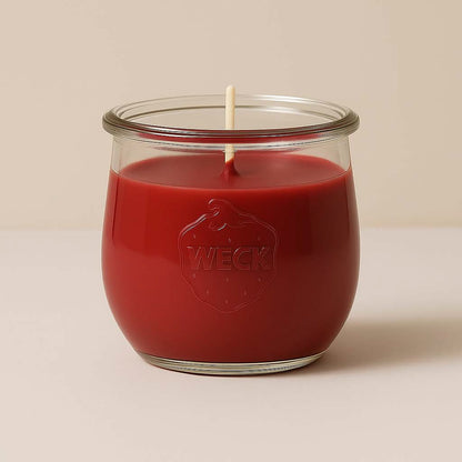 Rote Duftkerze „Erdbeer Klassik“ im WECK-Glas mit Baumwolldocht, unangezündet, vor beigem Hintergrund.