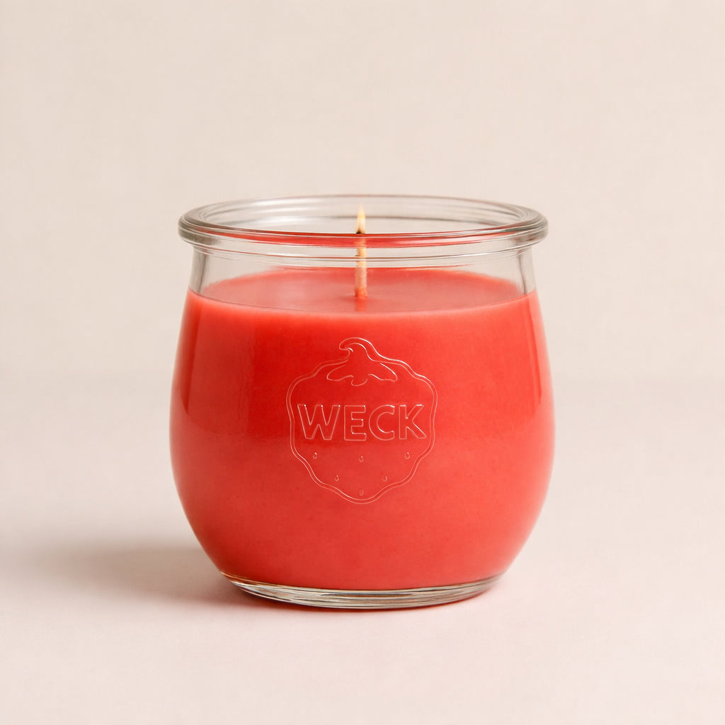 Duftkerze in hellem Rot im WECK-Glas vor neutralem Hintergrund, zentriert und weich ausgeleuchtet – klare Studioaufnahme.