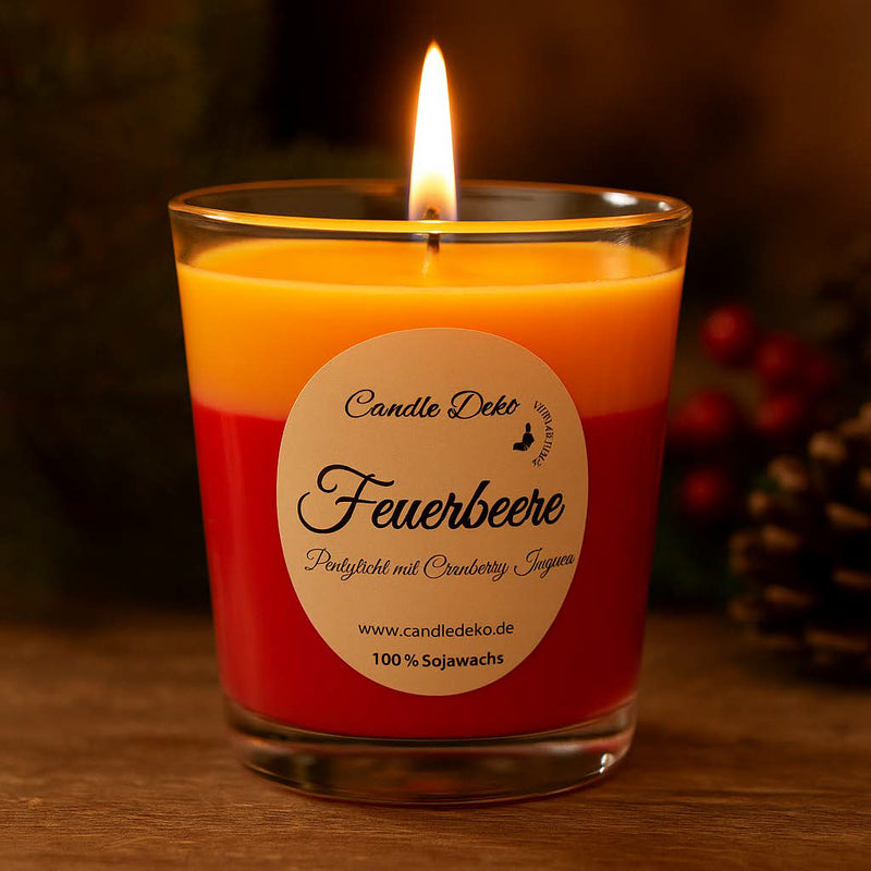 Duftkerze mit intensiver Farbkombination: obere Schicht in sonnigem Orange, untere in kräftigem Rot. Etikett: "Feuerbeere – Partylicht mit Cranberry-Ingwer".