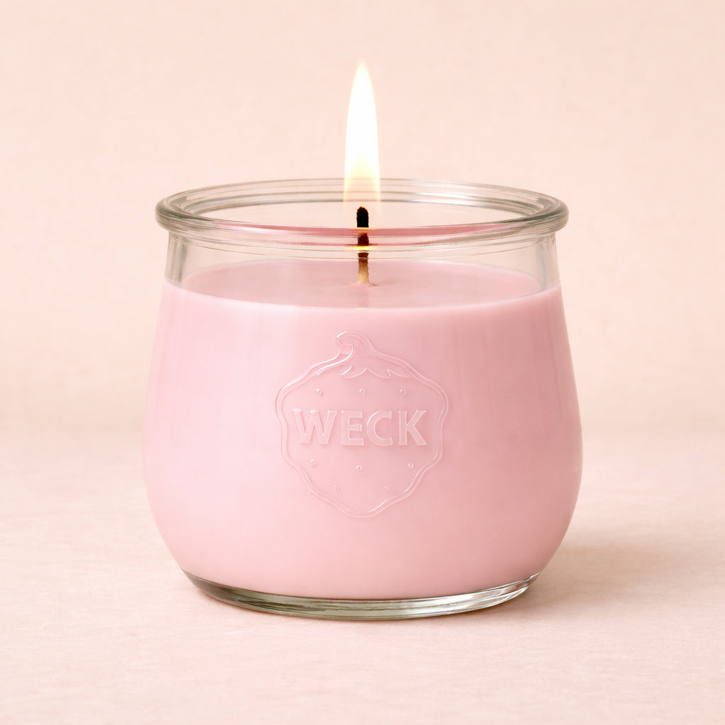 Duftkerze im Weckglas, brennend, Wachsfarbe rose, Duft Freesien auf neutralem Hintergrund - CandeDeko