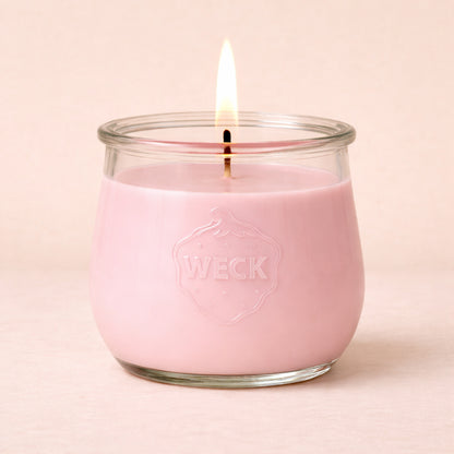 Duftkerze im Weckglas, brennend, Wachsfarbe rose, Duft Freesien auf neutralem Hintergrund - CandeDeko