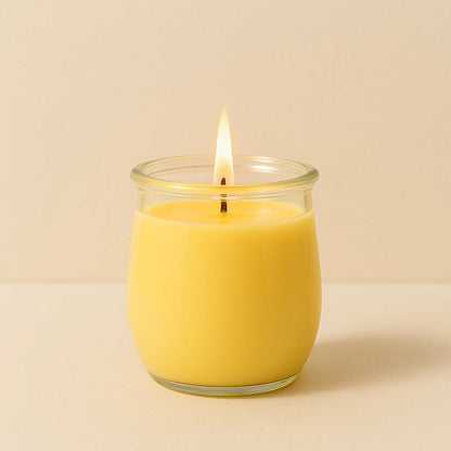 Brennende Duftkerze „Frische Ananas“ im WECK-Tulpenglas, gelbes Wachs mit ruhiger Flamme, auf hellem Untergrund.