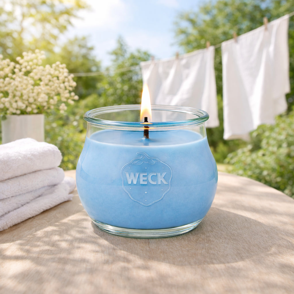 Duftkerze Frische Wäsche in der Grande Edition im WECK-Glas – draußen im Garten, mit weichen Handtüchern, Leinentuch und frischer Sommerluft