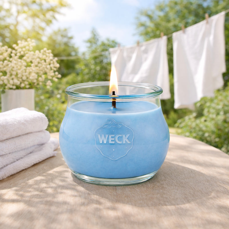Duftkerze Frische Wäsche in der Grande Edition im WECK-Glas – draußen im Garten, mit weichen Handtüchern, Leinentuch und frischer Sommerluft