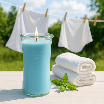 Duftkerze Frische Wäsche XXL in heller Sommerlandschaft mit frischer Wäsche auf der Leine – Duftbild für Klarheit und Reinheit im Zuhause.