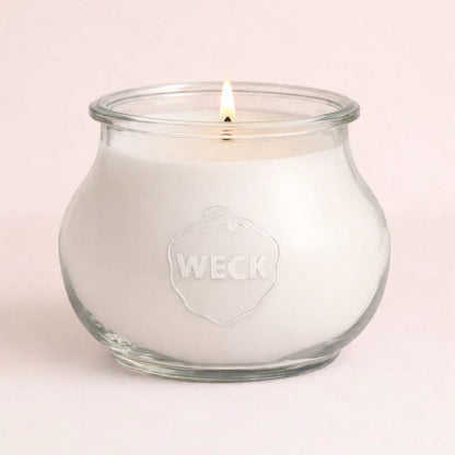 Duftkerze im großen WECK-Glas mit weißem Wachs und ruhiger Flamme auf hellem Hintergrund