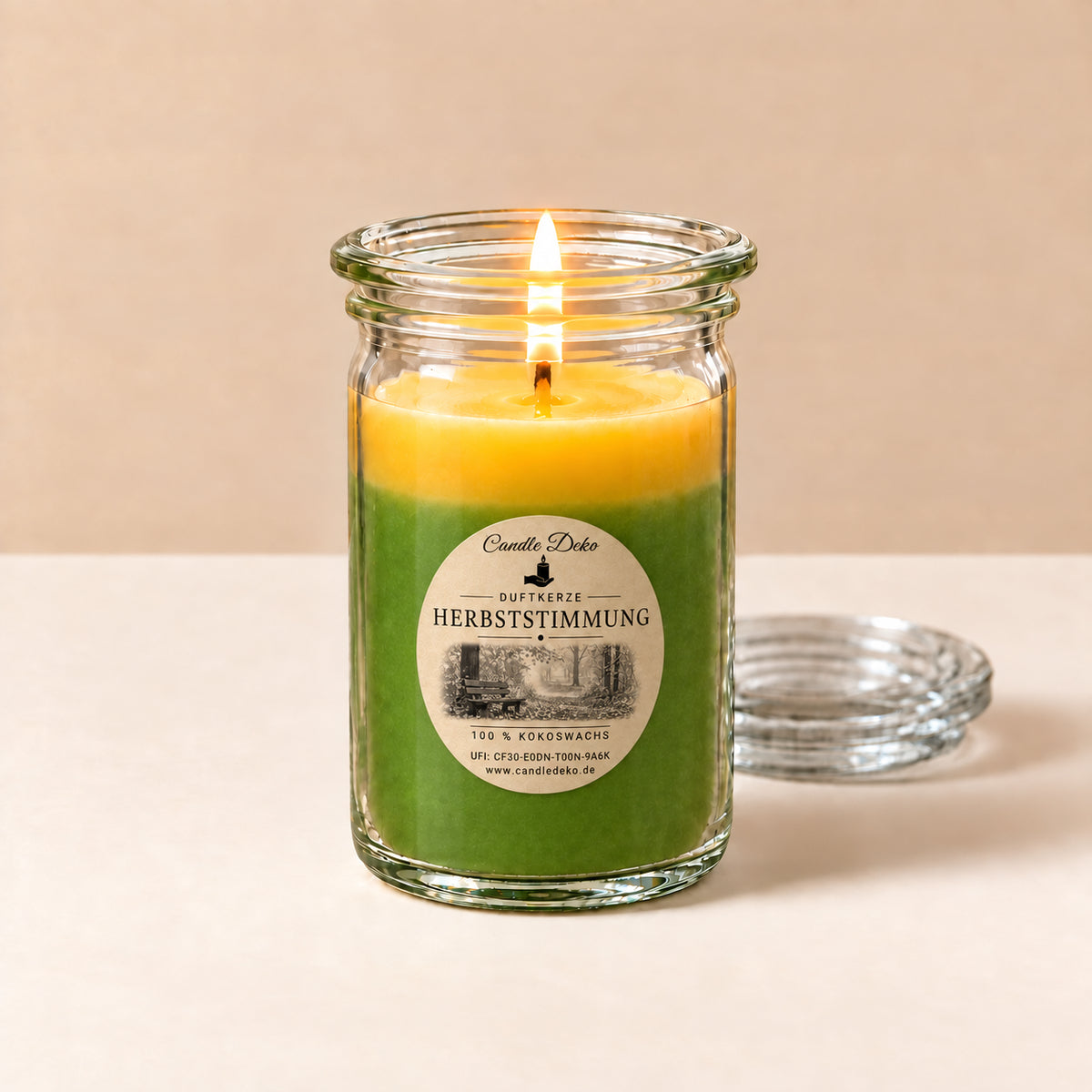 Zweifarbige kleine Duftkerze aus Kokoswachs im WECK-Glas von CandleDeko, grün-oranges Wachs vor neutralem Hintergrund.