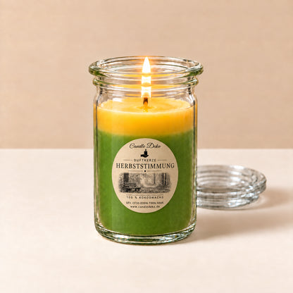 Zweifarbige kleine Duftkerze aus Kokoswachs im WECK-Glas von CandleDeko, grün-oranges Wachs vor neutralem Hintergrund.