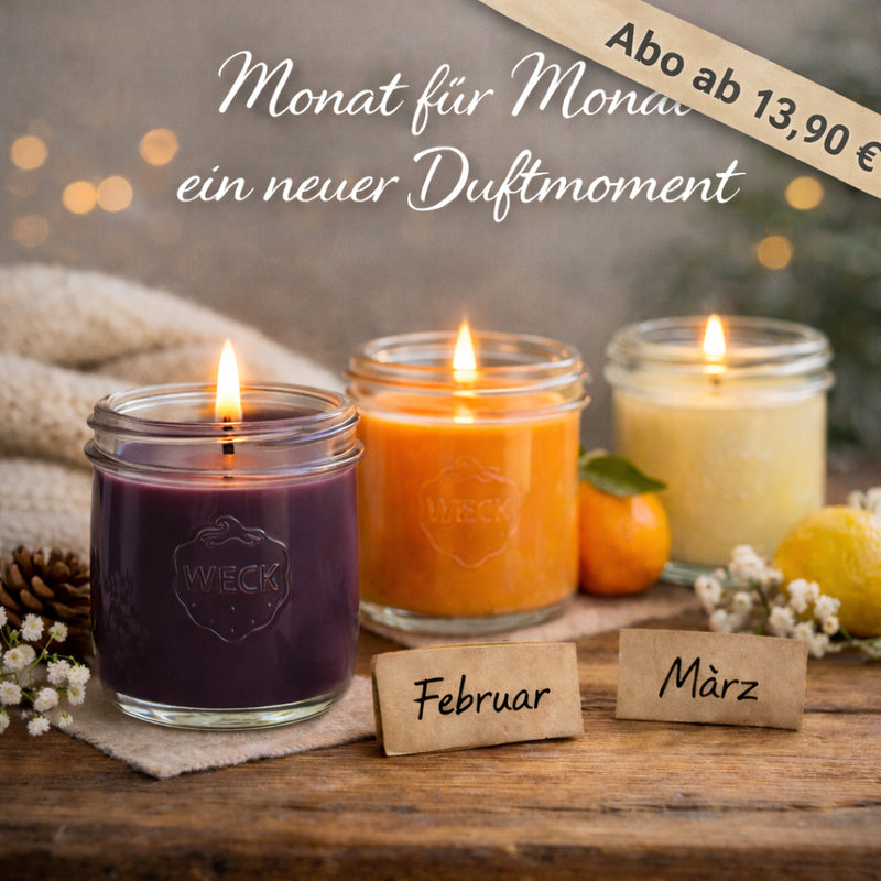Drei brennende Duftkerzen im WECK-Glas auf einem Holztisch, symbolisch für die Duftreise im Abo. Im Vordergrund eine violette Kerze (Januar), daneben eine orangefarbene (Februar) und eine cremefarbene (März). Umgeben von Zitrusfrüchten, Blüten und Kraftpapier-Kärtchen mit Monatsnamen. Darüber der Schriftzug: „Monat für Monat ein neuer Duftmoment“.