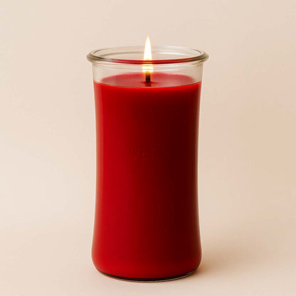 Rote Duftkerze Kaminfeuer im hohen WECK-Glas mit brennendem Holzdocht, vor neutralem, hellbeigem Hintergrund.