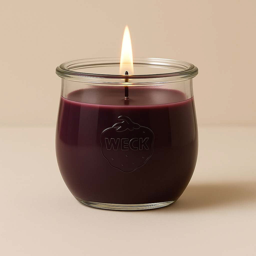 Dunkelrote Duftkerze „Kaminfeuer Klassik“ im WECK-Glas mit Baumwolldocht, unangezündet, vor beigem Hintergrund.