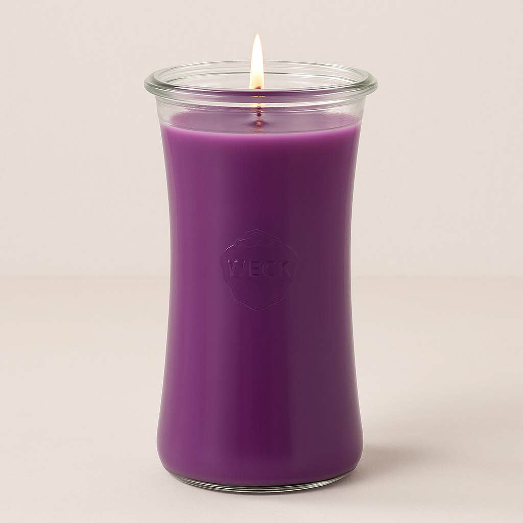 Kaschmirtraum XXL-Duftkerze im Weckglas, zweifarbiger Wachs in Rot und Lila, ruhige Flamme – edles, handgegossenes Produkt auf beigem Hintergrund.