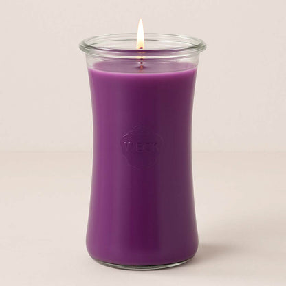 Kaschmirtraum XXL-Duftkerze im Weckglas, zweifarbiger Wachs in Rot und Lila, ruhige Flamme – edles, handgegossenes Produkt auf beigem Hintergrund.