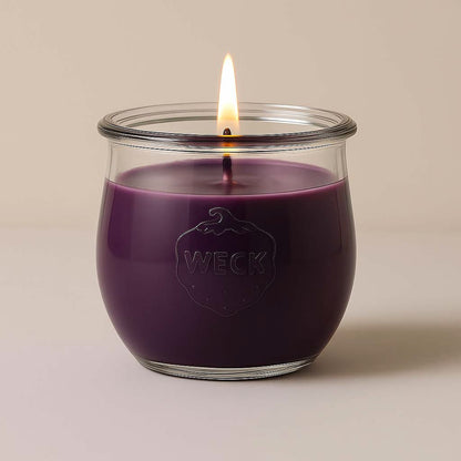 Brennende violette Duftkerze „Kaschmirtraum Klassik“ im WECK-Glas mit Baumwolldocht, neutraler Hintergrund in Beig