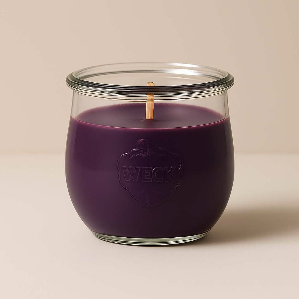 Violette Duftkerze „Kaschmirtraum Klassik“ im WECK-Glas mit Baumwolldocht, nicht brennend, neutraler Hintergrund in Beige